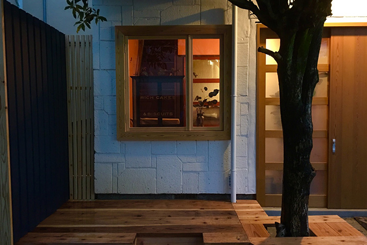 シンボルツリーのあるオシャレなパン屋