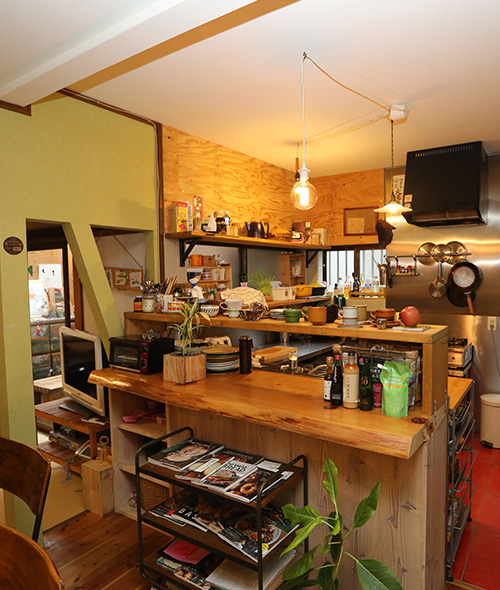 シンボルツリーのあるオシャレなパン屋