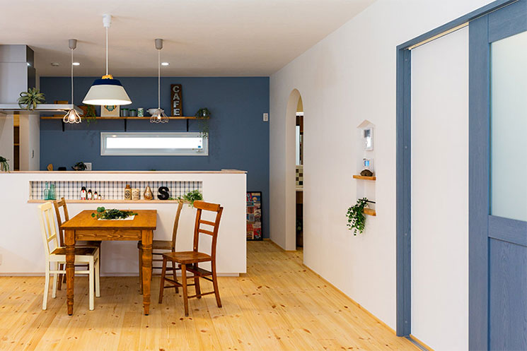 ブルー系のドアと壁紙