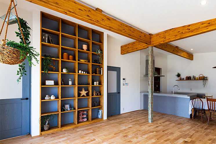 大きな本棚のあるリビング