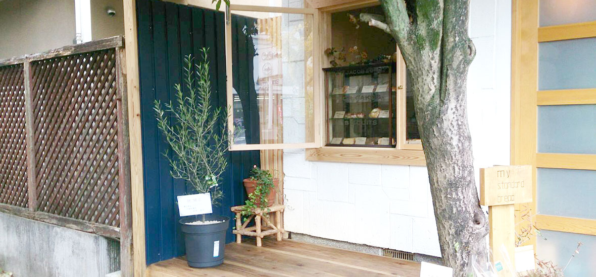 シンボルツリーのあるオシャレなパン屋