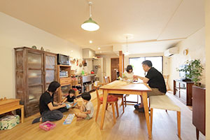 無垢材と古建具にこだわったアンティークの似合うお家