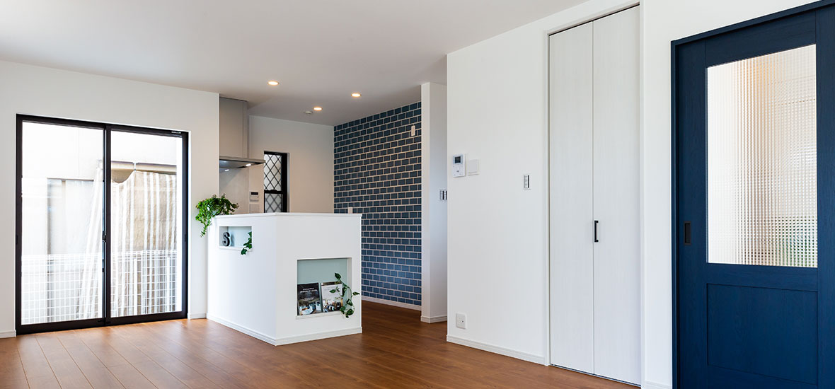 ネイビーのドアがあるお家