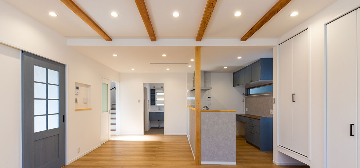 木の梁が映えるお家